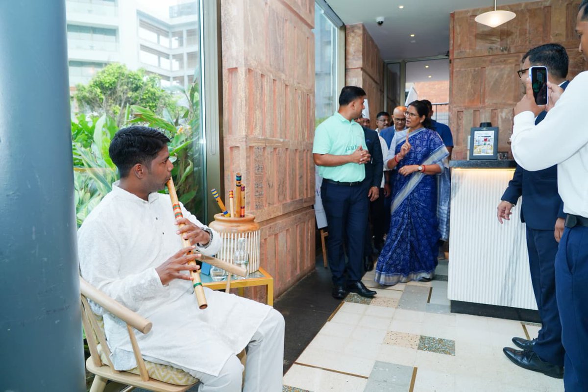 PravatiPOdisha's tweet image. ଓଡ଼ିଶା ପର୍ଯ୍ୟଟନର ନୂଆ ଟ୍ୟାଗଲାଇନ୍‌ର ଉଦ୍‌ଘାଟନ ଏବଂ ଓଏମ୍‌ସି କୋଷ୍ଟାଲ ମାରାଥନ୍‌ କାର୍ଯ୍ୟକ୍ରମରେ ଯୋଗଦେବା ଅବସରରେ ପାରମ୍ପରିକ ଶୈଳୀରେ ସ୍ୱାଗତ ଓ ସମ୍ବର୍ଦ୍ଧନା ପାଇଁ ଧନ୍ୟବାଦ ଜଣାଉଛି। #OdishaTourism #Odisha #Puri @odisha_tourism @TourismDptt @tourismgoi