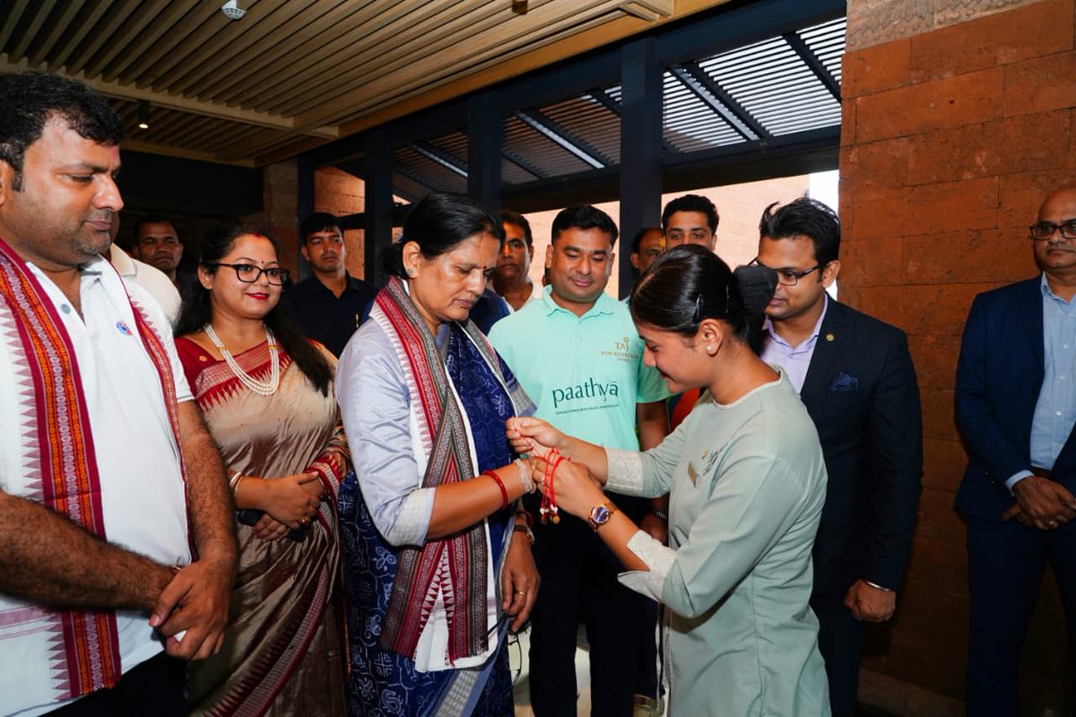 PravatiPOdisha's tweet image. ଓଡ଼ିଶା ପର୍ଯ୍ୟଟନର ନୂଆ ଟ୍ୟାଗଲାଇନ୍‌ର ଉଦ୍‌ଘାଟନ ଏବଂ ଓଏମ୍‌ସି କୋଷ୍ଟାଲ ମାରାଥନ୍‌ କାର୍ଯ୍ୟକ୍ରମରେ ଯୋଗଦେବା ଅବସରରେ ପାରମ୍ପରିକ ଶୈଳୀରେ ସ୍ୱାଗତ ଓ ସମ୍ବର୍ଦ୍ଧନା ପାଇଁ ଧନ୍ୟବାଦ ଜଣାଉଛି। #OdishaTourism #Odisha #Puri @odisha_tourism @TourismDptt @tourismgoi