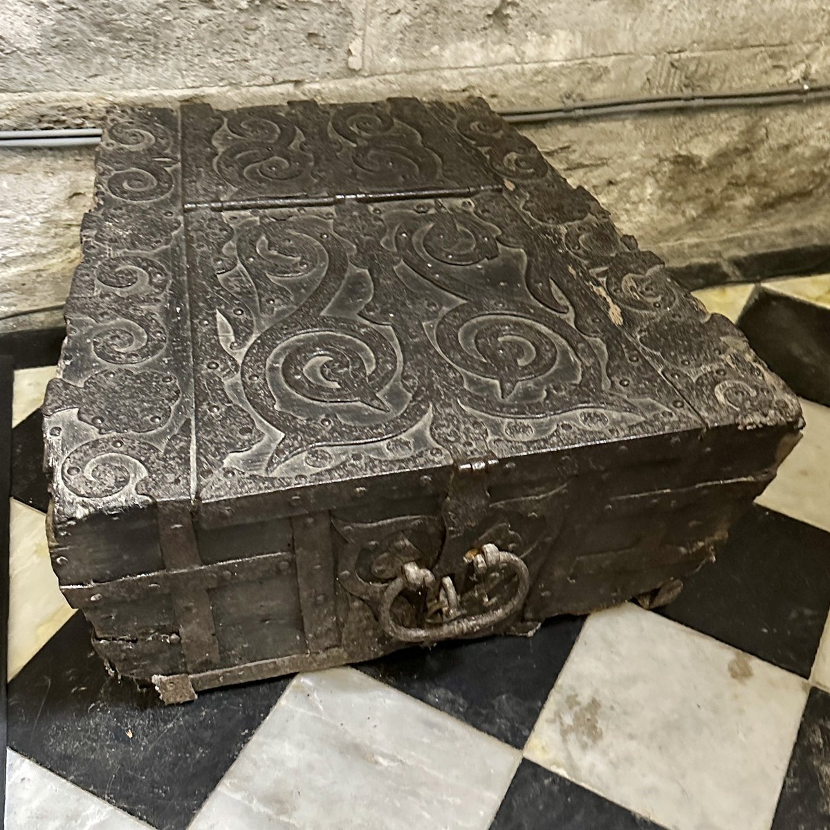 RAGriggsauthor's tweet image. A 14th iron-bound oak chest, St Eustachious Church, Tavistock. Described by Historic England as a wagon chest. Presumably the shape made it easy to stow the chest securely when travelling. 

#woodensday
#ironwork
#medieval