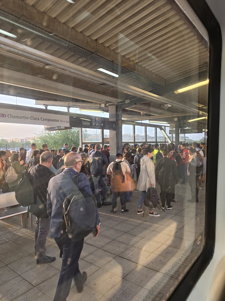 ARTYPINTO's tweet photo. @CercaniasMadrid @oscar_puente_ @C3enfurecida @Adif_es @Renfe @rta_com_es @fomentogob @AytoPinto @IdiazAyuso @ComunidadMadrid @cercaniasAvisos @telemadrid @MadridDirecto un día mas de penoso servicio y llegando tarde al trabajo. https://t.co/AtWYNFOtq0