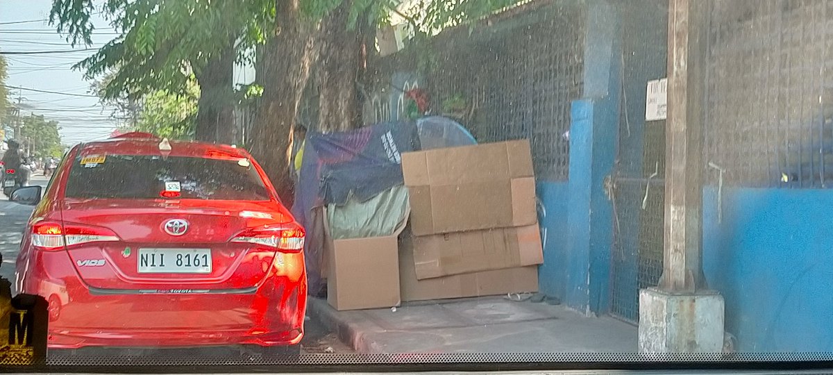 rainuts's tweet photo. @MMDA side walk obstruction and cars parked near 97-B 20th Avenue, Cubao, QC. https://t.co/f3J8UI8vJo