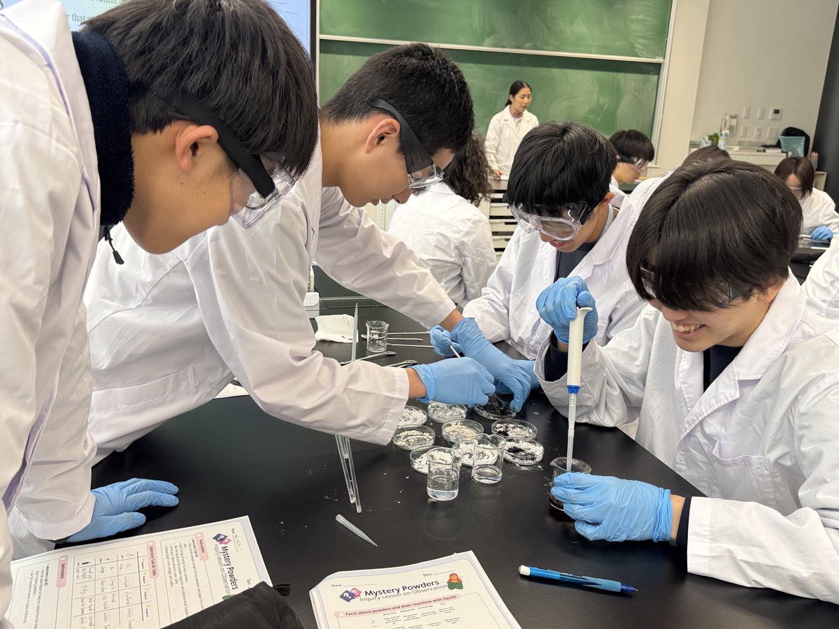 ICTKanazawa's tweet image. 生物A（2年生）の授業の様子です。生物を含むSTEM科目は英語で行われます。学生たちは科学的な調査の進め方について学んでいます。今回は「ミステリーパウダー観察」と題し、4種類の粉末の正体を見分けることに挑戦しました🧫👀
#国際高専 #biology #学生生活 #学校 #英語