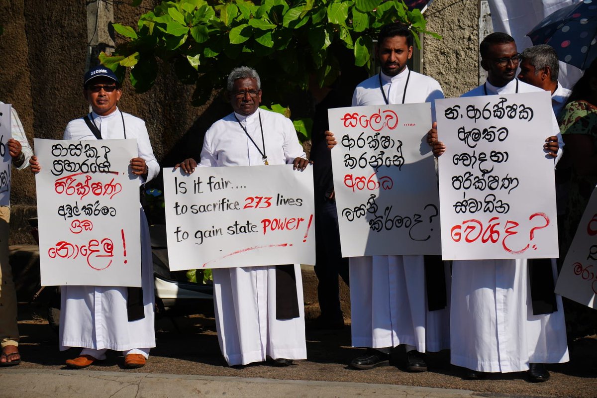vikalpavoices's tweet photo. පාස්කු ඉරිදා ම්ලේච්ඡ ත්‍රස්ත ප්‍රහාරයට වසර 7ක් සපිරීම නිමිත්තෙන්, එමගින් විපතට පත්වූවන්ට යුක්තිය ඉටුකරන ලෙස රජයට බල කරමින් ඊයේ(21) මීගමුවේදී විරෝධතාවයක් සහ සාමකාමී පාගමනක් සංවිධානය කර තිබුණි.(iMage: Lal Laxman)
#srilanka #EastersundayAttackLKA https://t.co/HQ8Cnt6bRw