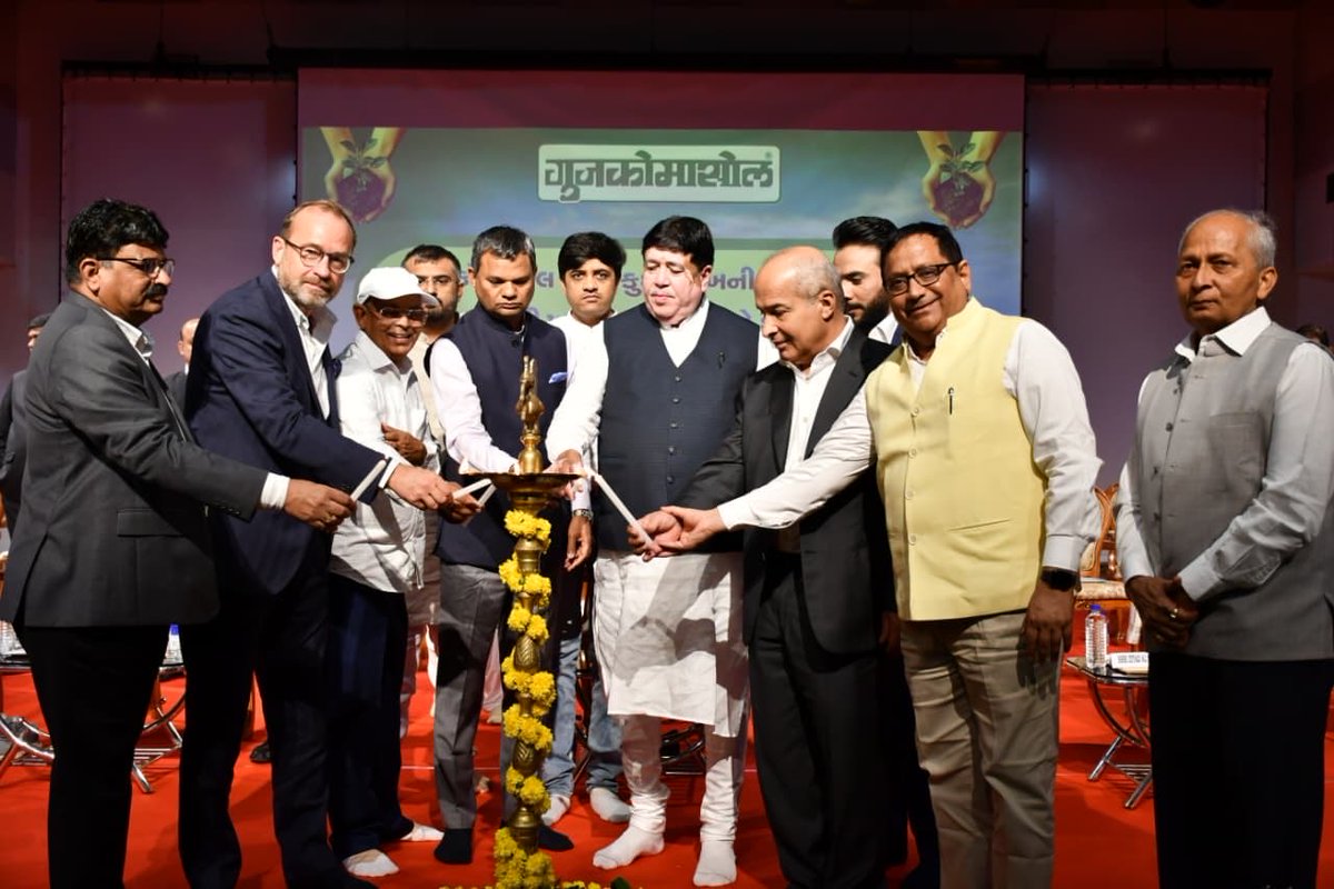 गुजकोमासोल द्वारा प्राकृतिक खनिज से निर्मित खाद बिक्री का शुभारंभ कार्यक्रम का दीप प्रज्वलन कर शुभारंभ किया।

मानेसर ग्रुप के संस्थापक अध्यक्ष ज़ियाद अल मनासीर, इफको के प्रबंध निदेशक के जे पटेल, विपणन निदेशक योगेंद्र कुमार, गुजकोमासोल के मुख्य कार्यकारी दिनेश सुथार समेत गणमान्य