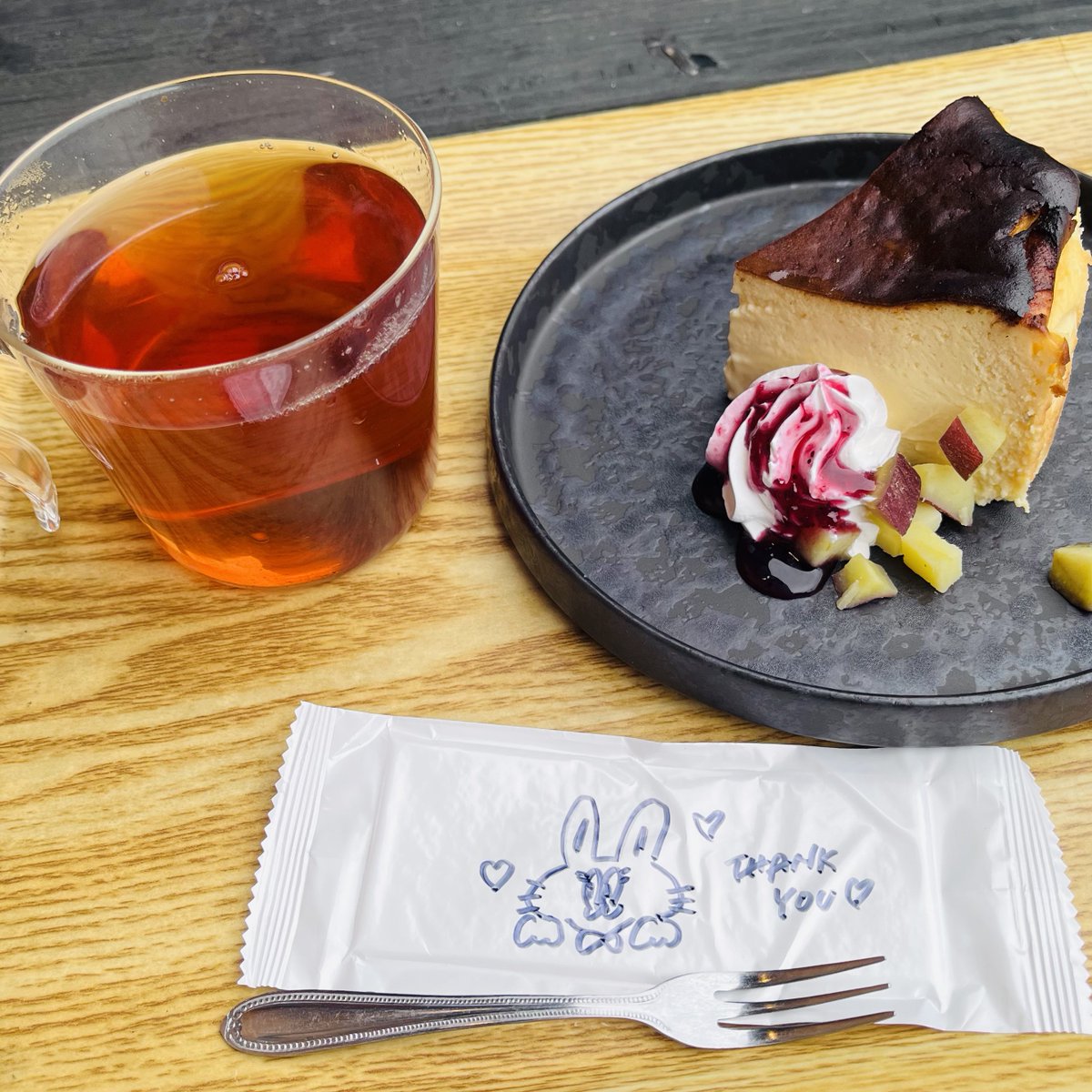 ちょっと伊勢原市に行ってきた。とりあえず今日の贅沢。
#ねこねこ食ぱん伊勢原店 でランチ。ポトフの肉と食べ放題のパンはどれをとってもうま‼️です。
帰りに 海老名市R246沿いにある #おいもカフェみなと屋 でおいもチーズケーキをいただく。見てよ手描きのお手拭き❣️❣️