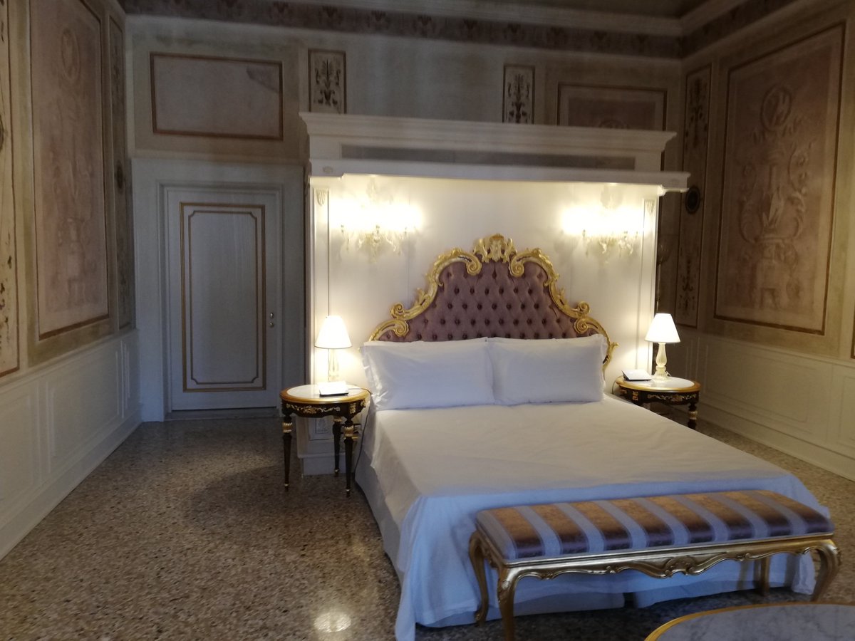 sebinochiusure's tweet image. Sebino Chiusure ha fornito per il Ca’ Bonfadini di Venezia porte tagliafuoco omologate EI 60, progettate per integrarsi armoniosamente con lo stile elegante della struttura.
#sebinochiusure #doors #venezia #porte #HotelCaBonfadini #HistoricExperience #madeinitaly #venice #design