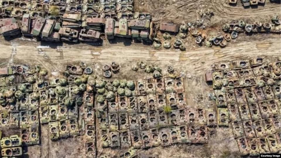 1/14
НАМ НІКОЛИ НЕ БУДЕ СОРОМНО

СРСР готувався до вторгнення до Європи майже півсторіччя. СРСР накопичив величезну армаду танків та купу іншого військового заліза. Я якось рахував: на базах в Чехословаччині, Угорщині, Східної Німеччини було приблизно 10 тисяч танків в постійній