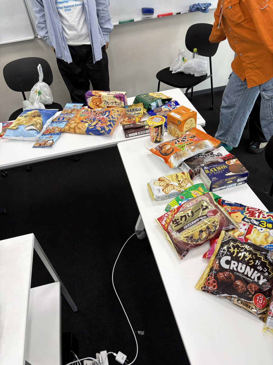 sorahoderi's tweet photo. ロリポップ for Gamersチームでスーパーで買えるお菓子選手権ランチした🍪🍘🍫🍭1人3お菓子、被りナシ、主義主張が強いチームで最高☺️ https://t.co/ktWJbAK5Yk