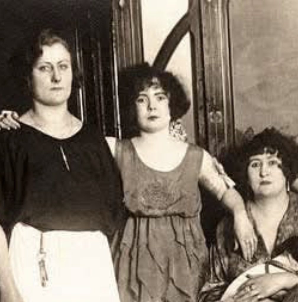 Melian Refugee tweet media