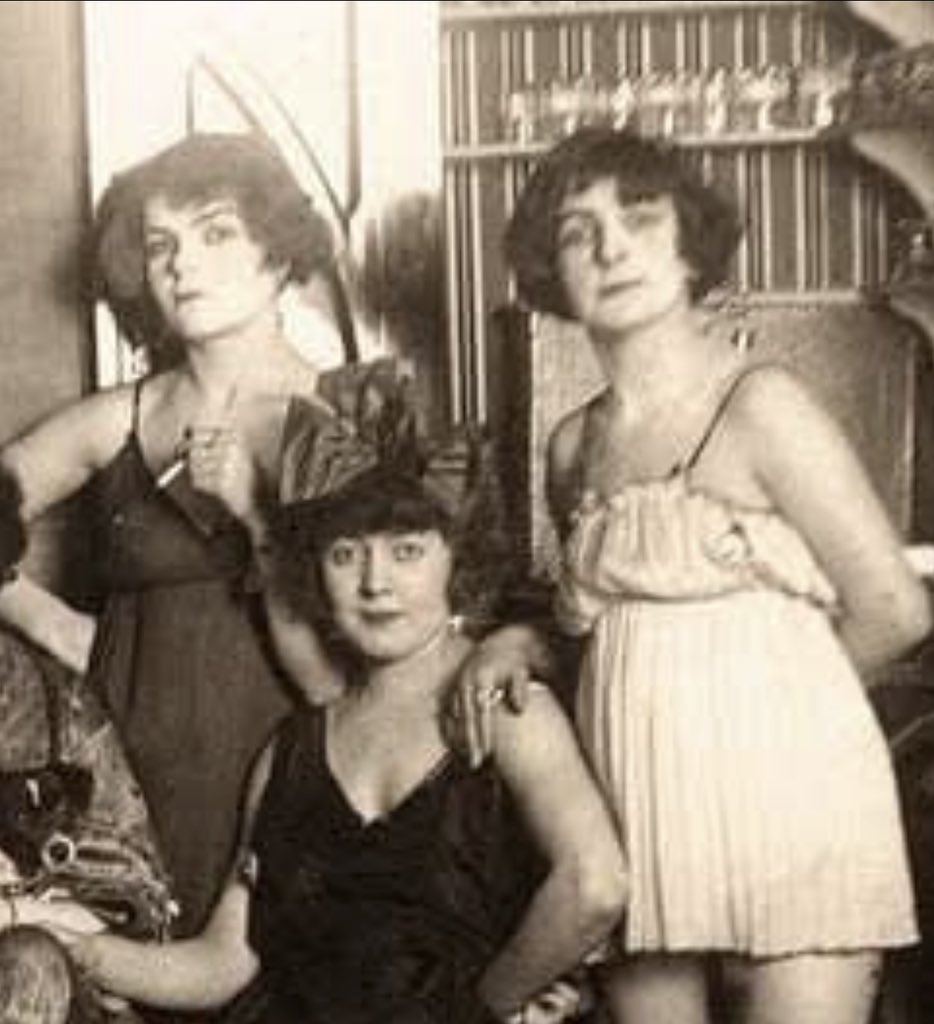 Melian Refugee tweet media