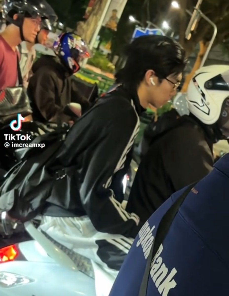 อองออง tweet media