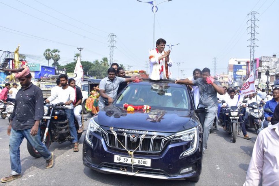 veeran7474's tweet image. 30 years gaa Mangalagiri lo gelupu choodani TDP ni Potthulo baganga Athyadhika mejority tho gelipinchina @JSPSrinivasarao gaariki Puttina Roju subhakankshalu 🎉🎉❤️❤️