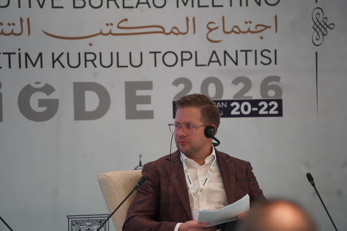 UCLGMEWAorg's tweet photo. 🔵⚪️UCLG-MEWA Executive Bureau 2026, Niğde | Day 2 :Panel Session II Urban Innovation and Entrepreneurship: Social, Economic, and Environmental Aspects

The session was moderated by Hülya Alper, Director of the World Academy for Local Governments and Democracy (WALD), who set the scene by addressing the importance of regional collaboration in advancing urban innovation across the MEWA region, while also highlighting key challenges faced by local and regional governments. Key contributions included:

• Dr. Kyle Farrell, UN-Habitat Senior Economist: Discussed the main drivers of urban development, emphasizing the role of job creation, youth employment, and aligning skills with local needs, as well as improving quality of life to attract and retain high-skilled populations.

• Dr. Sukaina Al-Nasrawi, Lead of Sustainable Urban Development Portfolio, UNESCWA (Online): Highlighted the role of urban data systems and Voluntary Local Reviews (VLRs) in strengthening implementation, introduced the Arab Mayors Academy as a platform for capacity building and innovation, and underscored the importance of collaboration in overcoming shared challenges.

• Ahmed Qaisiya, General Manager of Al Dahrieh Municipality: Addressed the constraints faced under limited sovereignty, including declining quality of life due to occupation, restricted mobility, limited access to natural resources, and economic disruptions.

• Mustafa Digilli, Urban Planning Specialist: Focused on youth empowerment as a driver of urban development, highlighting practices related to SECAP implementation, climate resilience, and the need to address structural challenges faced by local governments.

اجتماع المكتب التنفيذي لمنظمة UCLG-MEWA لعام 2026، نيدة | اليوم الثاني، جلسة نقاش I:  الابتكار الحضري والمدن الذكية: عصر جديد للإدارات المحلية 
أدارت الجلسة هوليا ألبير، مديرة الأكاديمية العالمية للإدارات المحلية والديمقراطية (WALD)، حيث عرضت أهمية التعاون الإقليمي في تعزيز الابتكار الحضري في جميع أنحاء منطقة MEWA، مع تسليط الضوء في نفس الوقت على التحديات الرئيسية التي تواجهها الإدارات المحلية والإقليمية. ومن أبرز المساهمات ما يلي:

الدكتور كايل فاريل، كبير الاقتصاديين في برنامج الأمم المتحدة للمستوطنات البشرية : ناقش العوامل الرئيسية الدافعة للتنمية الحضرية، مع التركيز على دور خلق فرص العمل، وعمال الشباب، ومواءمة المهارات مع الاحتياجات المحلية، فضلاً عن تحسين جودة الحياة لجذب السكان ذوي المهارات العالية والاحتفاظ بهم.
الدكتورة سكينة النصراوي، رئيسة ملف التنمية الحضرية المستدامة في لجنة الأمم المتحدة الاقتصادية والاجتماعية لغربي آسيا (الإسكوا). (عن بعد): سلطت الضوء على دور نظم البيانات الحضرية والاستعراضات المحلية الطوعية (VLRs) في تعزيز التنفيذ، وتقدم أكاديمية رؤساء البلديات العربية باعتبارها منصة لبناء القدرات والابتكار، وأكد على أهمية التعاون في التغلب على التحديات المشتركة.

أحمد قيسية، المدير العام لبلدية الظاهرية: تناول القيود التي تواجهها الدول في ظل السيادة المحدودة، بما في ذلك تدهور نوعية الحياة بسبب الاحتلال، وتقييد حرية التنقل، ومحدودية الوصول إلى الموارد الطبيعية، والاضطرابات الاقتصادية.

مصطفى ديجيلي، خبير التخطيط الحضري: ركز على تمكين الشباب باعتباره دافعا للتنمية الحضرية، وسلط الضوء على الممارسات المتعلقة بتنفيذ خطط العمل المحلية للتكيف مع تغير المناخ (SECAP)، والقدرة على التكيف مع تغير المناخ، وضرورة معالجة التحديات الهيكلية التي تواجهها الإدارات المحلية.

🔵⚪️UCLG-MEWA Yönetim Kurulu 2026, Niğde | 2. Gün, Panel Oturumu II Kentsel Yenilikçilik, Girişimcilik: Sosyal, Ekonomik ve Çevresel Boyutları

Oturum, Dünya Yerel Yönetim ve Demokrasi Akademisi Vakfı (WALD) Akademi Direktörü Hülya Alper moderatörlüğünde gerçekleştirildi. Alper, MEWA bölgesinde kentsel inovasyonun geliştirilmesinde bölgesel iş birliğinin önemine değinirken, yerel ve bölgesel yönetimlerin karşılaştığı temel zorluklara dikkat çekti. 

• Dr. Kyle Farrell, UN-Habitat Kıdemli Ekonomist: Kentsel gelişimi şekillendiren temel faktörlere odaklanarak istihdam yaratma, genç işsizliğiyle mücadele ve yerel ihtiyaçlara uygun beceri geliştirilmesinin önemini vurguladı.

• Dr. Sukaina Al-Nasrawi, BM Batı Asya Ekonomik ve Sosyal Komisyonu Sürdürülebilir Kentsel Kalk��nma Portföyü Lideri (Çevrim içi): Kentsel veri sistemleri ve Gönüllü Yerel Değerlendirmelerin (VLR) uygulama süreçlerini güçlendirmedeki rolünü ele aldı; Arab Mayors Academy girişimi üzerinden kapasite geliştirme ve inovasyonun teşvik edilmesine dikkat çekti.

• Ahmed Qaisiya, Al Dahrieh Belediyesi Genel Müdürü: Sınırlı egemenlik koşullarında karşılaşılan zorluklara değinerek yaşam kalitesindeki düşüş, hareket kısıtlılığı, doğal kaynaklara erişimdeki sınırlamalar ve ekonomik zorlukları aktarırken; hava kalitesini artırmaya ve kültürel mirası korumaya yönelik yerel çalışmaları paylaştı.

• Mustafa Digilli, Karatay Belediyesi Şehir Planlama Uzmanı: Kentsel kalkınmada gençlerin güçlendirilmesinin önemini vurgulayarak SECAP uygulamaları, iklim direnci ve yerel yönetimlerin karşılaştığı yapısal zorluklara dair değerlendirmelerde bulundu.