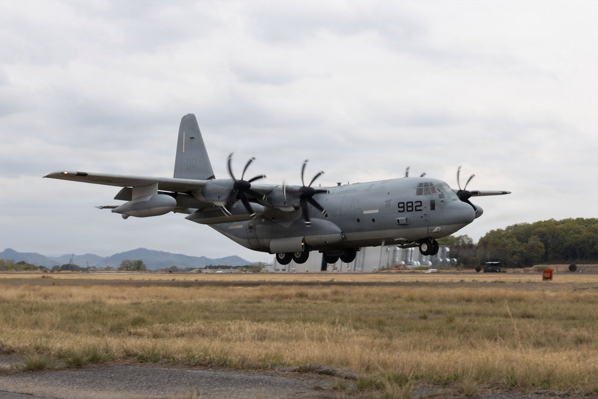 1stMAW_Marines's tweet image. A U.S. #Marine Corps #KC130J Super Hercules aircraft with Marine Aerial Refueler Transport Squadron 152 makes first landing on Gifu airstrip.

📍@JASDF_PAO_ENG  Gifu Airfield, Japan, April 9, 2026.