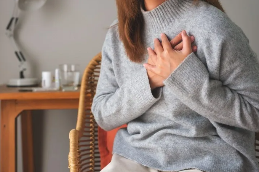 talius's tweet image. #LongCOVID is associated with #increased risk of #cardiovascular #disease 

Long COVID increases heart disease risk, even for those not hospitalized. Women face double the risk of issues like arrhythmias. Experts suggest systematic monitoring... scitechupdates.com/long-covid-is-…