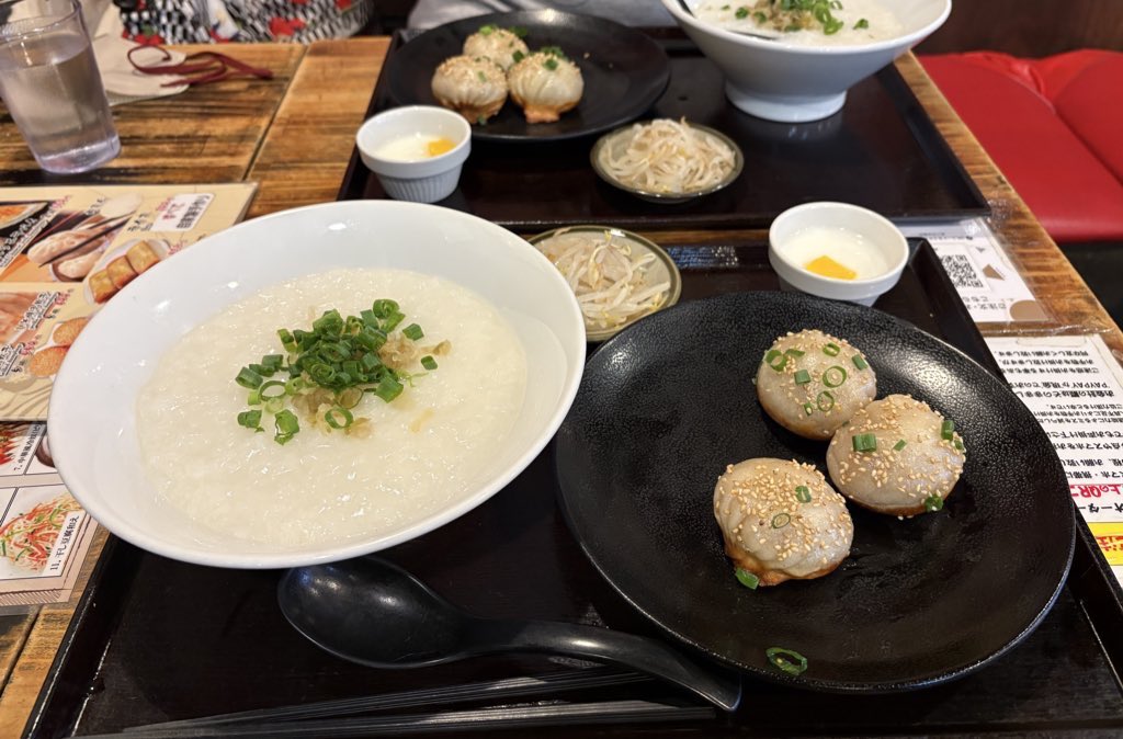 中華粥と焼き小籠包のセット美味しかったです😋体に優しいお粥に、肉汁スープたっぷりの香ばしい焼き小籠包。また行って別のトッピングお粥と韮パイも食べたーい