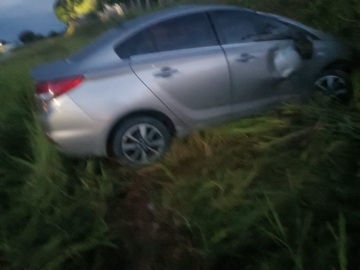 Um carro saiu da pista na rodovia SE-339, entre Ribeirópolis e Nossa Senhora das Dores, na tarde desta terça (21).
O condutor, de 43 anos, não ficou ferido.
Já a passageira, de 32 anos, foi socorrida pelo SAMU e levada ao hospital.
O teste do bafômetro deu negativo