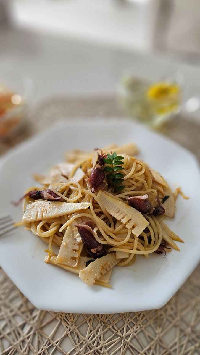 motomici's tweet photo. 昨日は小振りの地物タケノコをゲットしたので一仕事終え 直ぐに食べない分は用途別にカットして冷凍保存。
今日のお昼はホタルイカとタケノコのペペロンチーノでいただきました😋
春は山の恵みが豊富な美味しい季節です(^^) https://t.co/zmqpHwonUa