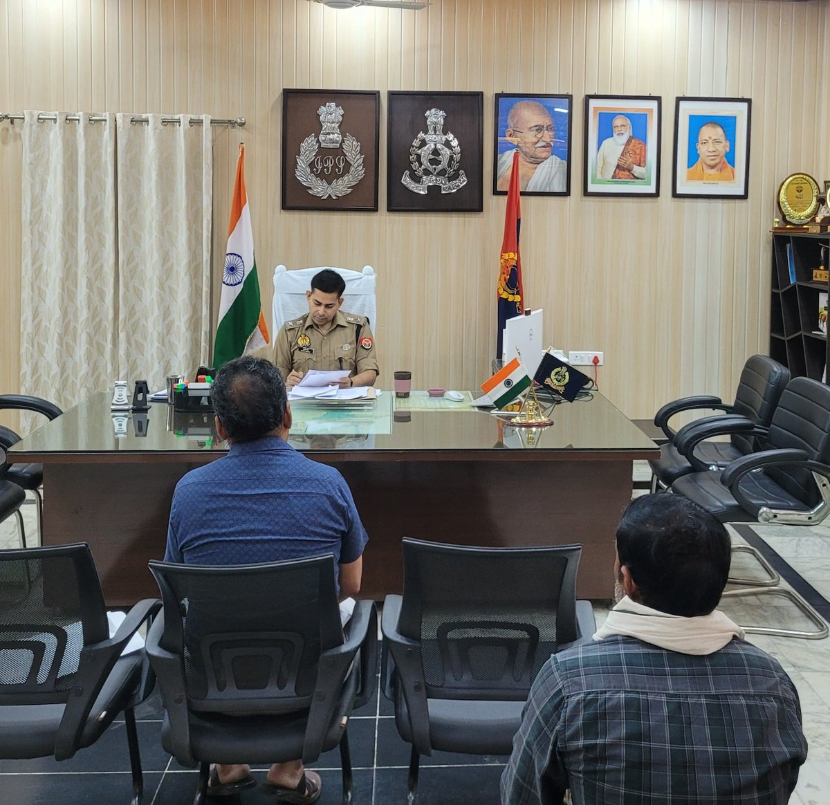 #जनसुनवाई 

पुलिस अधीक्षक द्वारा पुलिस कार्यालय में आये फरियादियों की समस्याओं को विस्तारपूर्वक सुनकर गुणवत्तापूर्ण व समयबद्ध निस्तारण करने हेतु सम्बन्धित को निर्देशित किया गया।

<a href="/adgzonebareilly/">ADG Zone Bareilly</a> 
<a href="/igrangebareilly/">DIG RANGE BAREILLY</a>
<a href="/Uppolice/">UP POLICE</a>