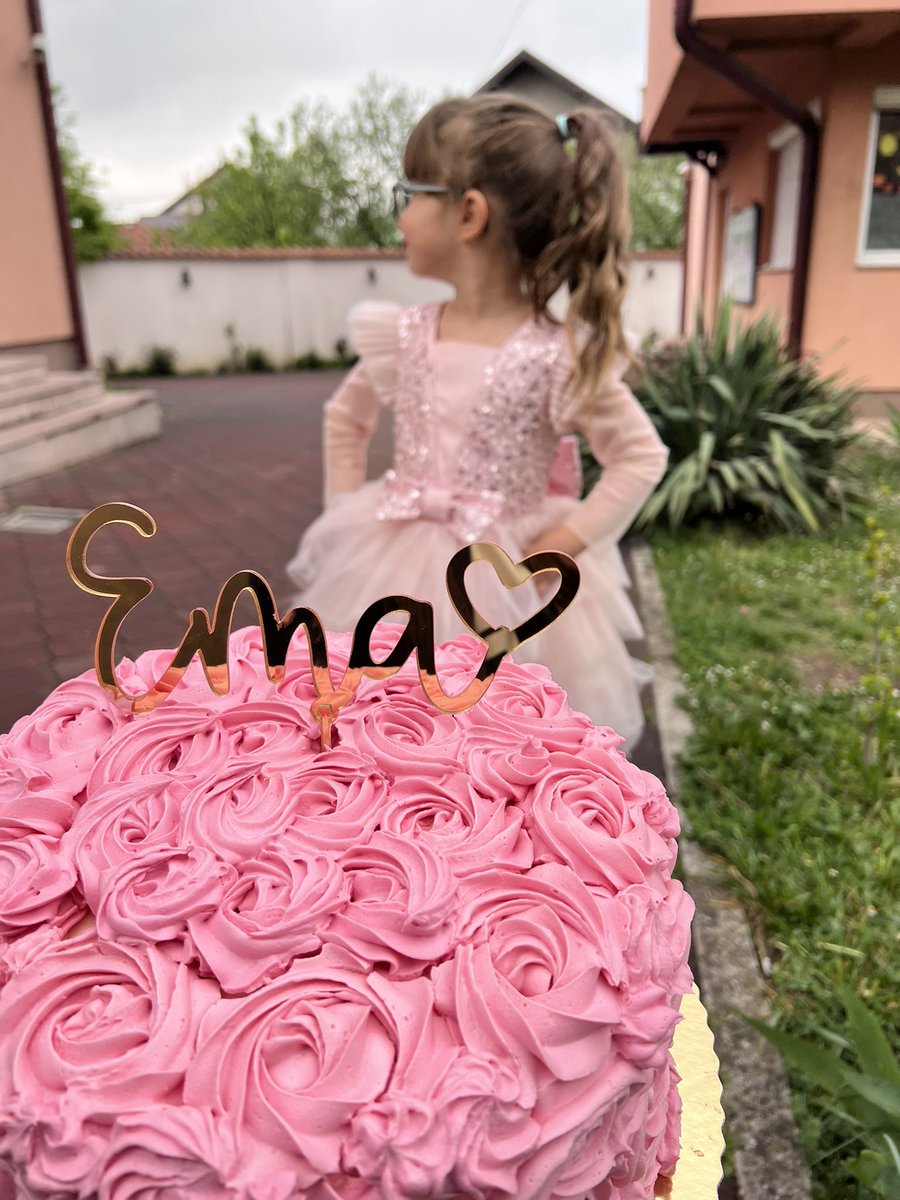 DzenanaSubasic's tweet photo. Sretno ti bilo vilo, sve ti se pozlatilo ๐๐ #Ema #bdayprincess https://t.co/hTiAXg5bz8