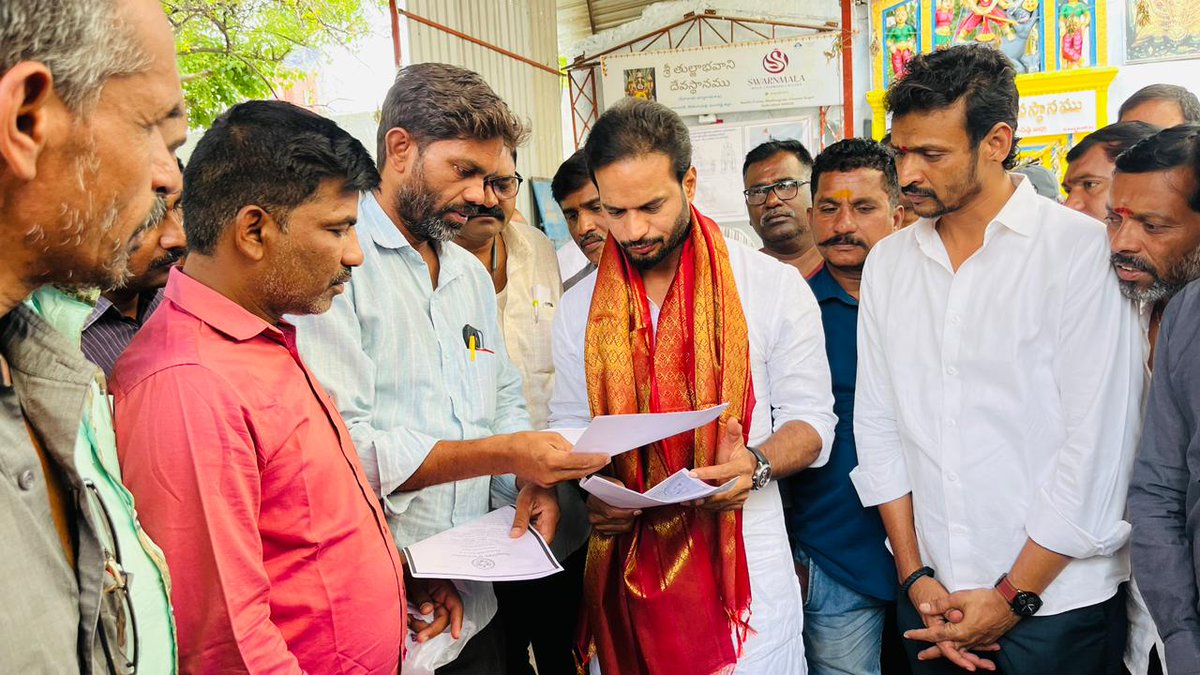 Raviyadav_bjp's tweet photo. ఆర్టీసీ కార్మికుల సమ్మెకు మద్దతుగా లింగంపల్లిలో కార్మికులతో మాట్లాడి వారి సమస్యలు తెలుసుకున్నాం. ప్రభుత్వం వెంటనే న్యాయమైన డిమాండ్లను పరిష్కరించాలి.

#RTCWorkers #WorkersRights #BJPTelangana #PublicTransport #SupportRTC #LabourIssues #BJP4IND #ravikumaryadav https://t.co/uq6CTm0yAZ