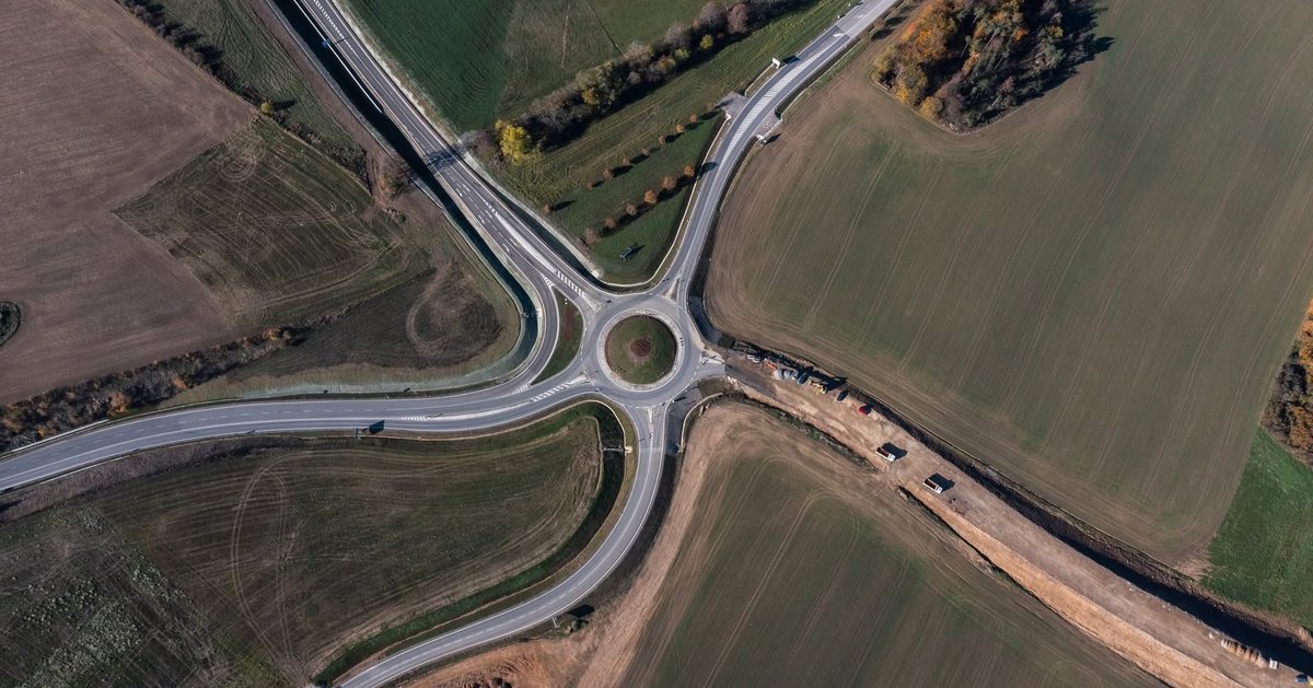 mi_roads's tweet photo. 🏆Tento týden jsme v Národním technickém muzeu v Praze převzali ocenění v prestižní soutěži STAVBA ROKU DOPRAVNÍ A TECHNICKÉ INFRASTRUKTURY 2025 🎉.

Oceněna byla naše stavba JV obchvatu Jihlavy, část JIH 🟥⬜️📸👇. 

#mi #miroads #mijsmemy #jihlava #stavbaroku https://t.co/GtD6FLhAs2