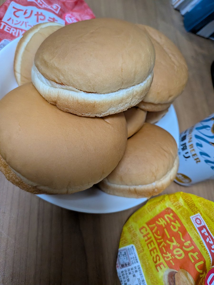 raihetare's tweet photo. ＃ヤマザキ春のパンまつり　〜♪
今日のつまみは、おまえらだぁぁ！

マックより安くてうまいハンバーガーをありがとう
ヤマザキパンさんm(_ _)m https://t.co/IzE92PPk0y