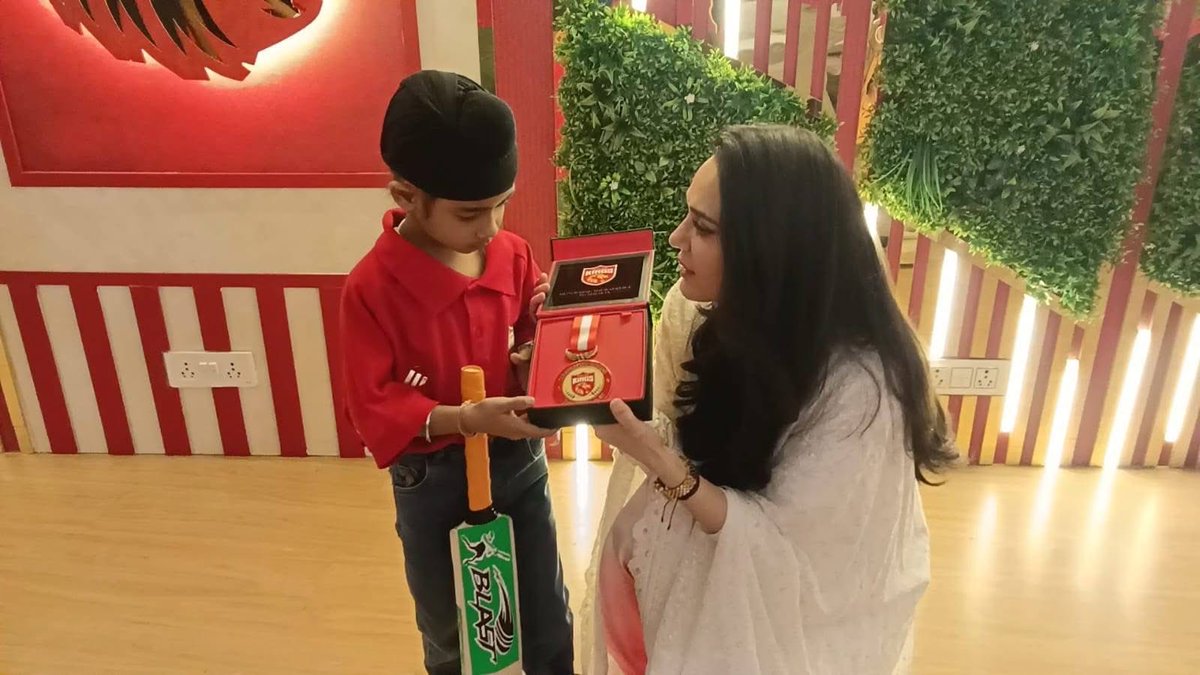 NeelkamalTOI's tweet image. Five years #HargunDhaliwal who donated his piggy bank money for those impacted by devastated floods in #Punjab in Aug 2025 rewarded by @PunjabKingsIPL co-owner @realpreityzinta, her generous gesture got Punjab flying high