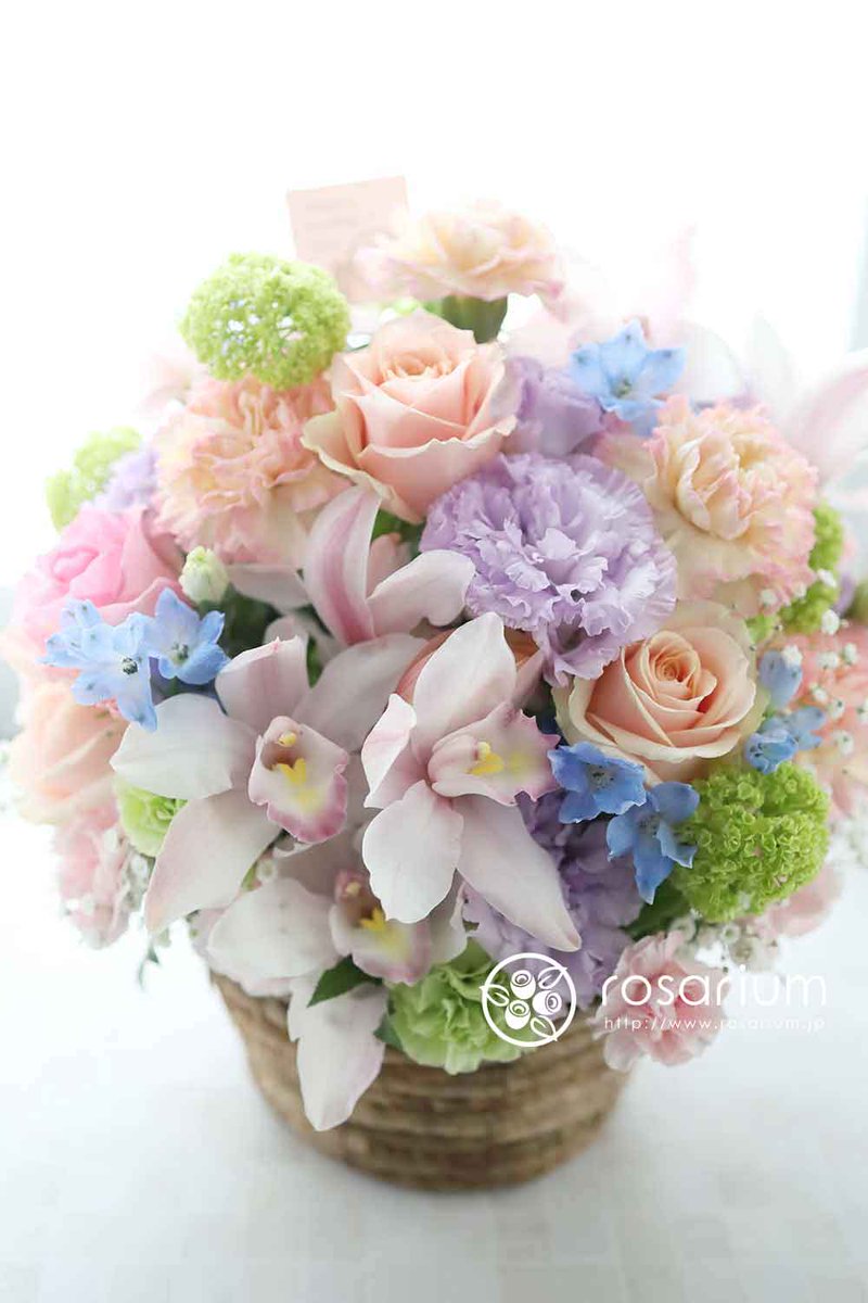 【母の日ギフトフラワー】 
生花アレンジのご紹介です。
サイズは3種類。色合いなどは、おまかせください。

受付期間は、本日4/22（水）20時〜5/3（日）正午まで
ロザリウム・オンラインショップ rosarium.co.jp
本日20時になりますと商品が表示されます。 ご予約お待ちしています。