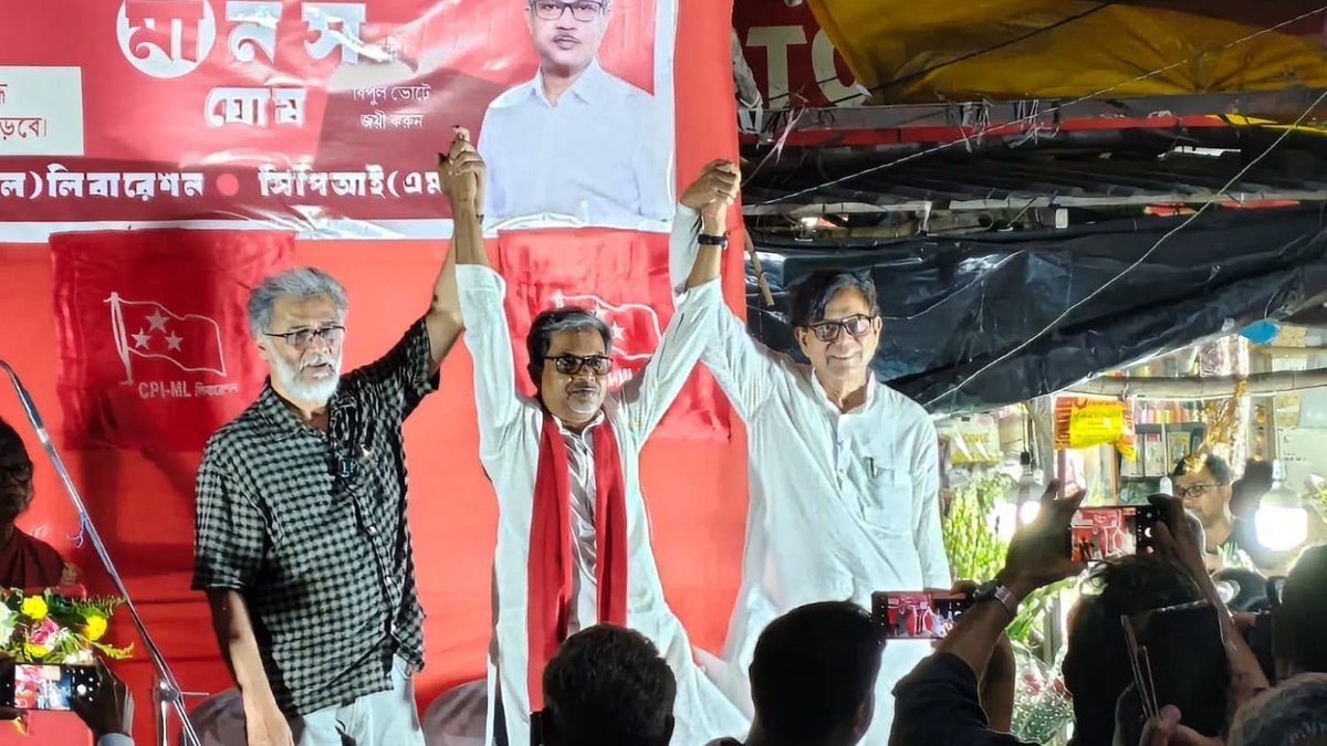 sumonseng's tweet photo. This is the picture of #UnitedLeft campaign in Bengal.
Com @Dipankar_cpiml &amp; @salimdotcomrade holding the hands of @manascalcutta the candidate from #RashbehariAC https://t.co/fjSdEazEBP