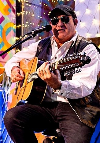 BluesmanMikeF's tweet image. All my guitar playing immediate family members are Taylor equipped &amp;amp; a US based ex band member &amp;amp; collector swears by them. Many of my acoustics are worn in, much loved 'pawn shops' but got many real tasty electrics tho
#Winyard T12, @WiltsGtrRepairs #SRV Sig 12, Fenix &amp;amp; Sigma 12s