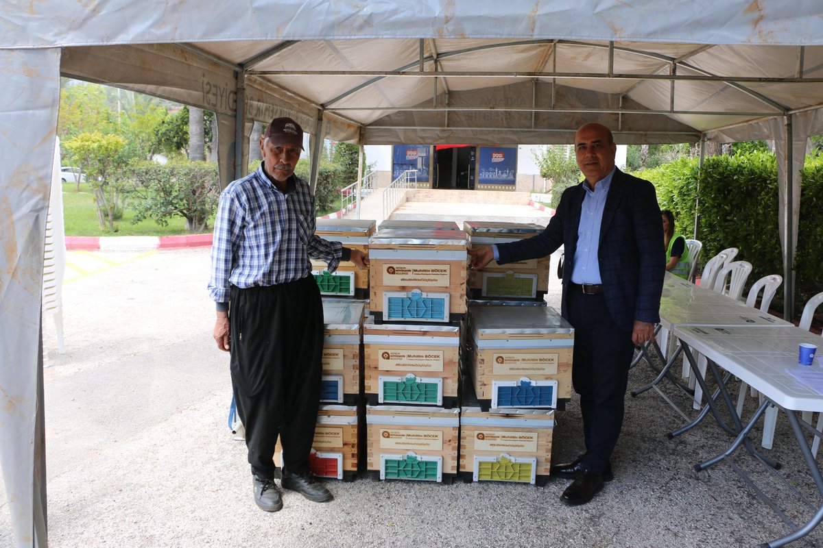 IsmailMinta's tweet photo. ÜRETİCİLERİMİZE DESTEK OLMAYA DEVAM EDİYORUZ
Antalya Büyükşehir Belediyesi olarak ilçemizde başvuru yapan arı üreticilerimize kovanlarını teslim ettik.
#MuhittinBOCEK #BuyuksehirCalisiyorAntalyaKazaniyor https://t.co/8vB1ADkY5j