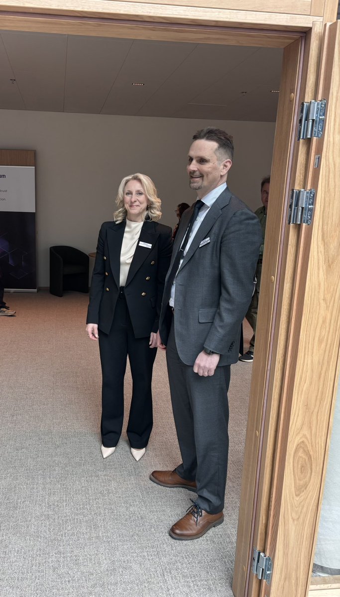 zijoittaja's tweet photo. #Bittium yhtiökokous klo 13. 🚪🚪 jo auki. 

Täällä on johto vastassa ja 🤝
 osakkaat. Tämä on tyylikäs tapa, jota valitettavan harvoin enää näkee. 

Pisteet siitä Bitille 👏 https://t.co/kYOTQSDoSL