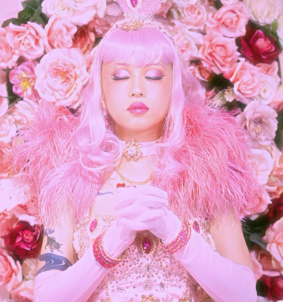 Lune Glitter tweet media