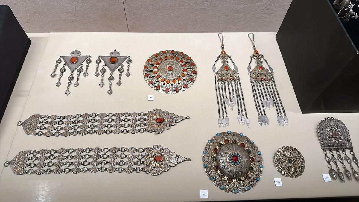 松濤美術館で開催の中央アジアの手仕事を観に行ってきた
普段は広島県立美術館にあるトルクメニスタンやタジキスタン、ウズベキスタンの伝統工芸品が展示されてる
この地域は銀が神聖だったり身分によって衣装が違ったりするなど独自文化が学べて楽しい
4/5くらい撮影NGだったので記録できないのが残念