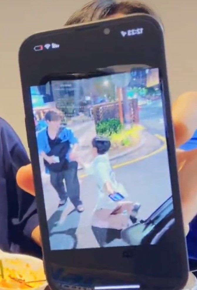 Nama: Yoon Jeonghan 

Kisah hidup ³² :
Jeonghan, Dino, Hao pernah kobam bertiga smp jam 2/3 malam. Krn sdh malam, Jeonghan manggilin taxi buat Dino tp Dino nolak, mnrt Dino dia bisa manggil taxi sdr. Karena Dino sulit bgt disuruh masuk taxi, Jeonghan smp berlutut.
Dino Never Bow