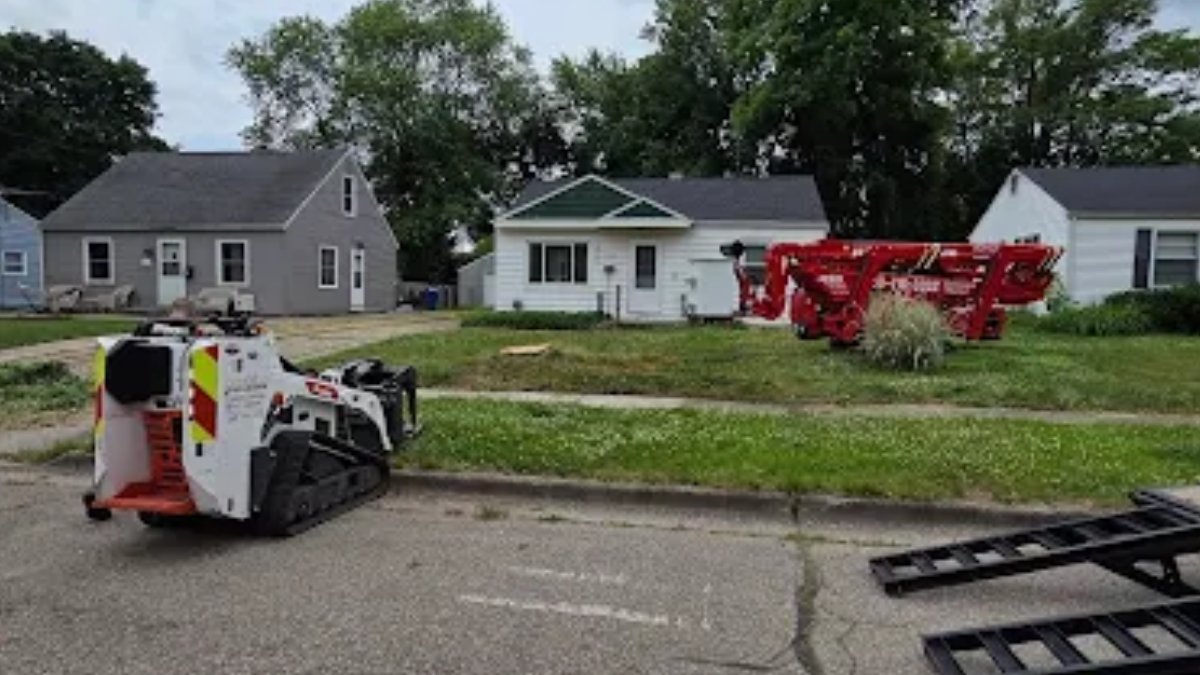 LawnPerkin10967's tweet image. Safe Distance Between Trees &amp;amp; Homes

Tree placement matters—roots and branches spread over time.

✔️ Small trees: 10–15 ft
✔️ Medium trees: 15–20 ft
✔️ Large trees: 20–30+ ft

Proper spacing protects your home and helps trees grow healthy.

#TreeSafety #TreeCare #HomeProtection