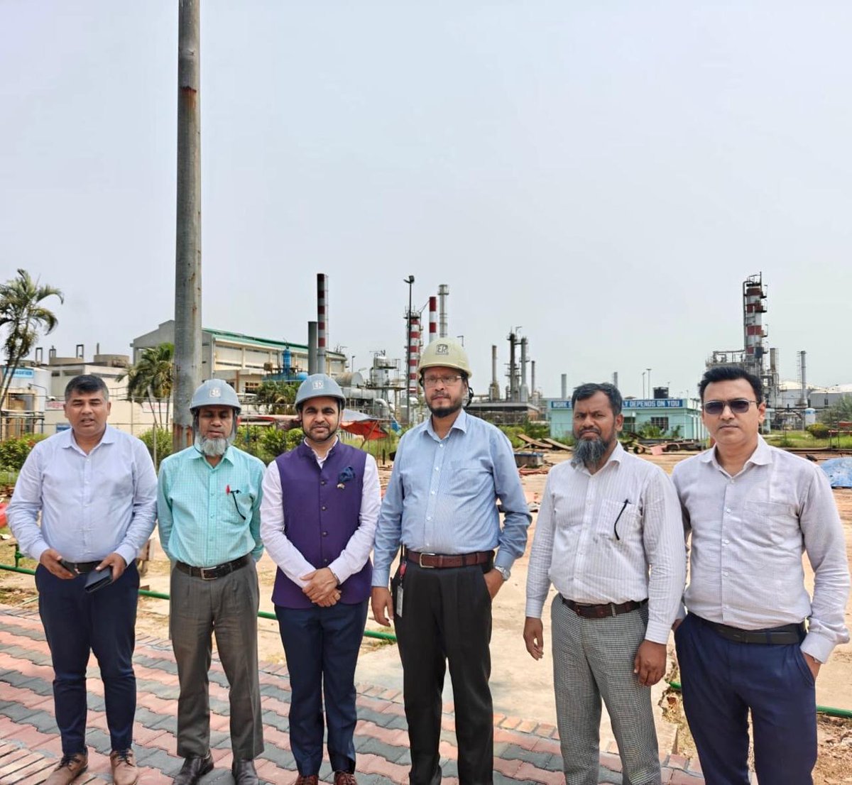 ahcichittagong's tweet image. AHC Dr Rajeev Ranjan paid a visit to Eastern Refinery Limited(ERL), #Chattogram, Bangladesh's sole state-owned oil refinery &amp;amp; one of the critical installations for its energy security.
India-Bangladesh 🇮🇳🇧🇩 relations are increasingly driven by a robust energy partnership.