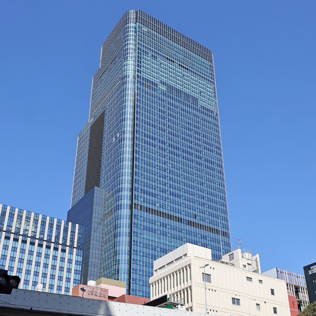 Mid_observatory's tweet photo. 下の写真は「ミッドタウン日本橋」「ミッドタウン日比谷」「麻布台ヒルズ」「渋谷サクラステージ」ですが、どれがどれかわかりますか？もう区別がつかないほどそっくりです。東京をこんなつまらないビルだらけにして、デベロッパーとゼネコンだけが大儲けして喜んでいます。本当にウンザリです！ https://t.co/F5GlH7mUMR