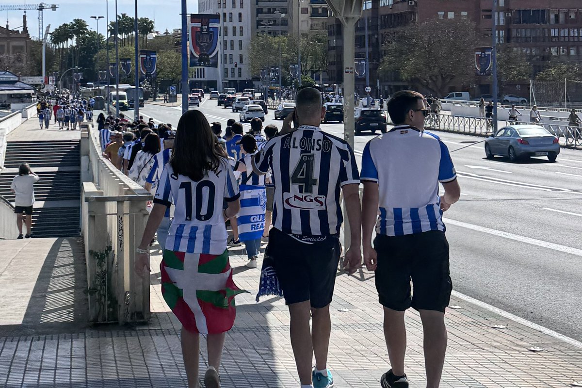 MedioMultimedia's tweet photo. ¡SEVILLA TIENE UN COLOR TXURI URDIN!🎶🔵⚪️ Arrancamos este hilo para vivir la final de la #CopaDelRey desde el corazón de la afición de la @RealSociedad ¡Acompáñanos en este viaje! [Va hilo] 👇 https://t.co/w5tzDl4OQe