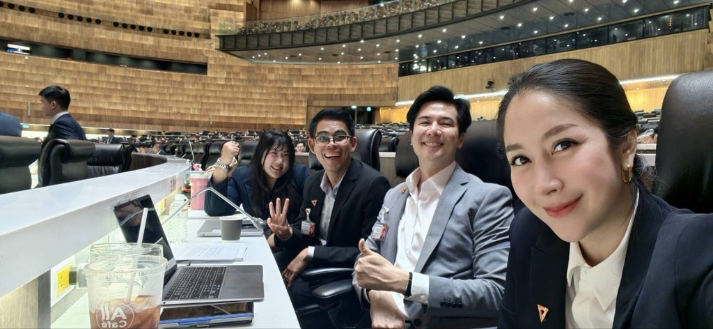 สัปดาห์นี้ตารางงานแน่นเอี้ยดดด😵‍💫
เมื่อวานอังคารช่วงบ่ายประชุมพรรค พุธ-พฤหัสนี้ประชุมสภา พรุ่งนี้ปาล์มมีคิวหารือในสภาด้วยค่ะ หลังจากนั้นประชุมสามัญพรรค3วันติด ระหว่างนั้นมีประชุมในประชุมอีกที เป็นประชุมย่อย ที่ต้องเข้าระหว่างที่อยู่ในประชุมสามัญพรรค