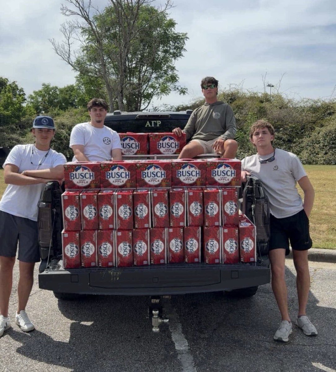 BumpsRicha42328's tweet image. Yes please take all of the bapple and take a #ferda post in the back of your truck. #thankyou alpha gamma rhetards