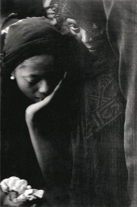 HistorySAZAR's tweet photo. 1978 - Robert Sobukwe's daughter Miliswa breaks down at her father's funeral and is comforted by her mother, Veronica. Credit: Through My Lens/Alf Kumalo https://t.co/BdyMzSfQlX