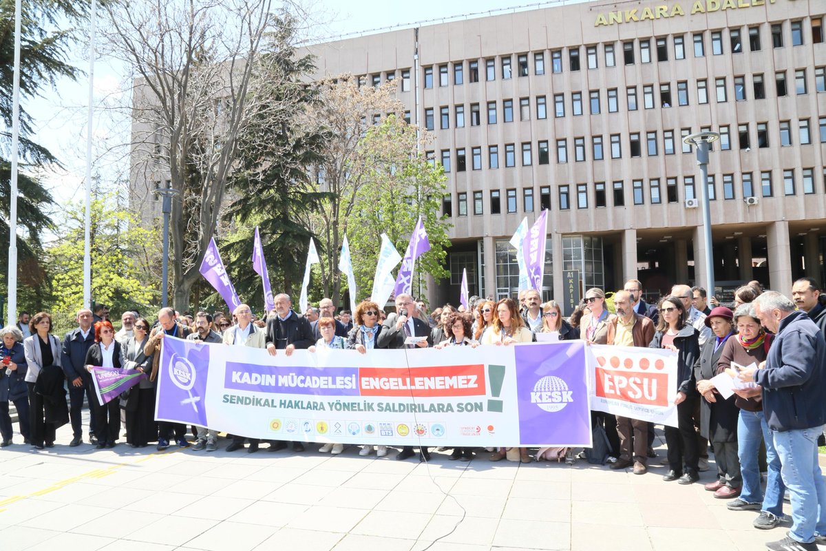 KESK1995's tweet photo. 🔴Arkadaşlarımız Beraat Ettirilerek Hakları İade Edilmelidir!

Ankara Adliyesi önünde adalet talebiyle 21 Nisan’da gerçekleştirilen basın açıklamasıyla sendikal hak ve özgürlükler mücadelesi yürüten 15 KESK'li arkadaşımızın 14 yıldır devam eden uzun yargılama süresi protesto edildi.

Karar duruşması olması beklenen dava 🗓27 Nisan Pazartesi gününe ertelendi. Duruşma öncesi yapılan açıklamaya KESK'le dayanışma içinde olan uluslararası heyet, Ankara Kadın Platformu üyeleri ve KESK Ankara Şubeler Platformu üyeleri katıldı.

KESK Eş Genel Başkanı Ahmet Karagöz'ün basın açıklamasının ardından uluslararası heyet adına CFDT Yönetim kurulu üyesi ve ETUC Kadın Komitesi Başkan Yardımcısı Helene Ibanez ile Ankara Kadın Platformu üyeleri adına Ebru Aslan söz kullanarak dayanışma içinde mücadelenin sürdürüleceğini ifade etti.

Açıklamanın tam metni için: https://t.co/AoZnnqnvTK