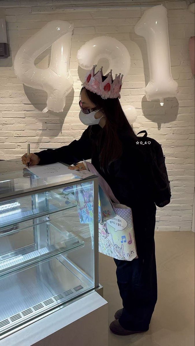 nwjnskzism's tweet image. how can u look 2 apples and a half tall while being 178cm . #unbelievable