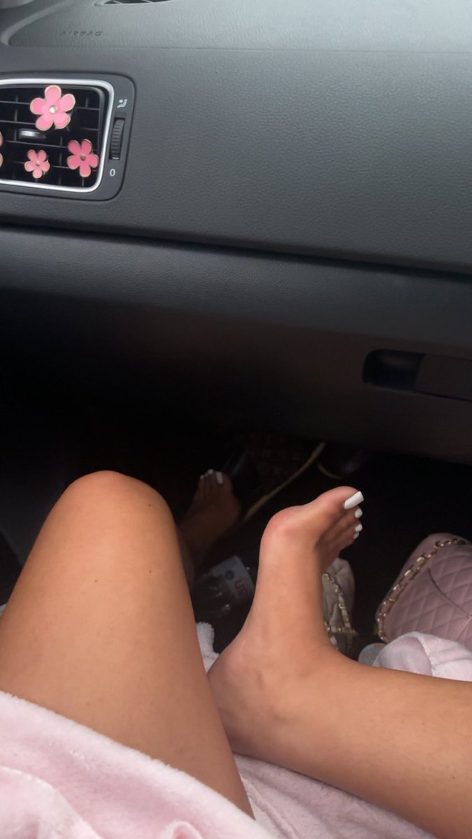 Princessb_7's tweet photo. these feet or your ugly wife?🤣🤣 https://t.co/ALXvJEGtjj