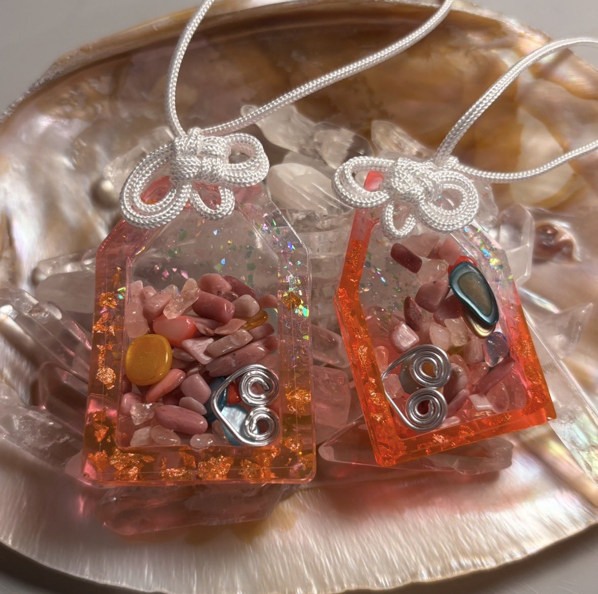 NaturalDiyer's tweet photo. \パワーストーンシャカシャカ御守り/

最近さざれ石を使ったレジン作品をつくってます！
いつかはマルシェに出たり、委託販売する予定です！

#ハンドメイド 
#レジン 
#パワーストーン 
#御守り https://t.co/RloVHD6vBN