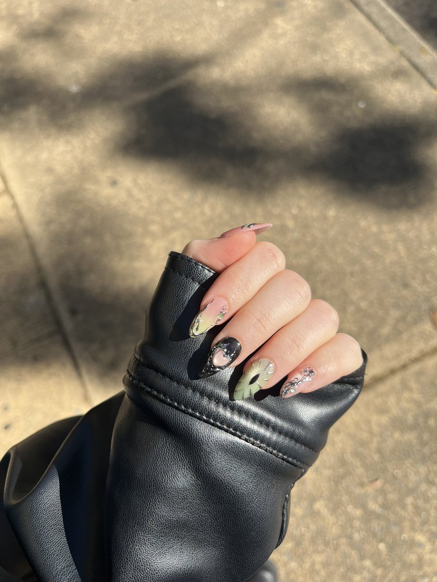 aicfm's tweet photo. @fairyprxncess My nails 🍃🌸 https://t.co/aQaju8i4Kt
