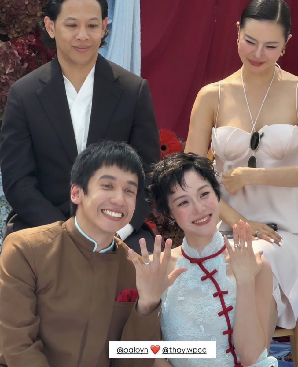 มึง มาดูสายตาของพี่คริสกัน นี่มันสายตาของพี่สาวที่ได้เห็นน้องสาวแต่งงานเป็นฝั่งเป็นฝาแล้ว พี่คริส มีความสุขมากๆ เลย น่ารักมากจริงๆ !!!!

#พลอยหอวัง
#เตthreemandown