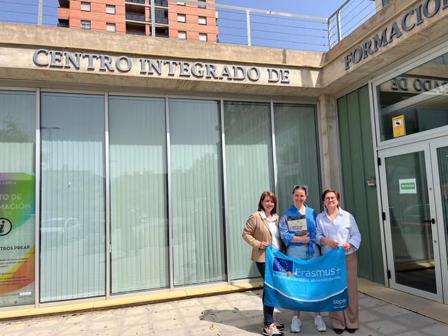 cifplorca's tweet photo. ¡Rocío ya está en Pescara! 🇮🇹 Nuestra alumna de Farmacia inicia 6 semanas de prácticas Erasmus+ en Italia tras su paso por Águilas. Una oportunidad internacional que impulsamos desde el CIFP Lorca. ¡A por todas! ✈️💊@EUErasmusPlus
@sepiegob
@educarm
@educaciongob https://t.co/PcM1SIAh45